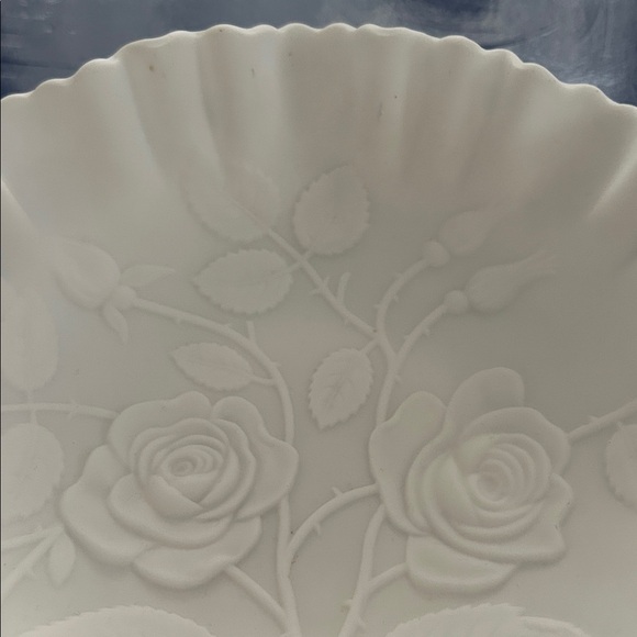 Vintage imperial glass, rose pattern bowl, milk glass - Picture 5 of 5